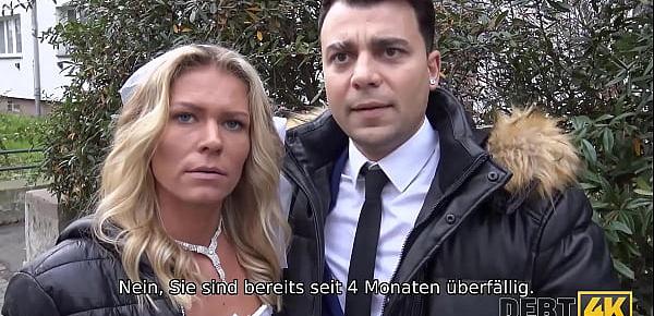 DEBT4k. Schuldeneintreiber fickt die Braut im weißen Kleid und in Strümpfen